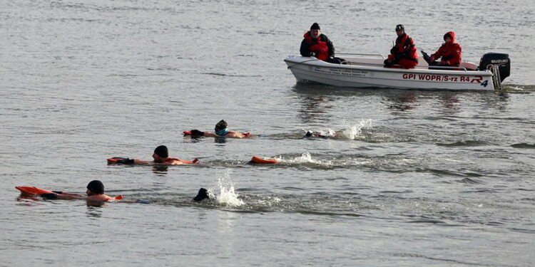 Do trzech razy sztuka! Po ostrej zimie, wreszcie przepłyną Wisłę wpław