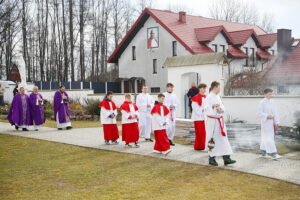 08.03.2026 Bieliny. Obchody 82. rocznicy zamordowania 20 mieszkańców przez hitlerowców / Fot. Wiktor Taszłow – Radio Kielce
