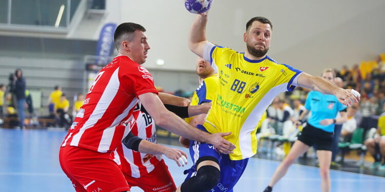 Kobieta sędziowała Industrii w Dzień Kobiet