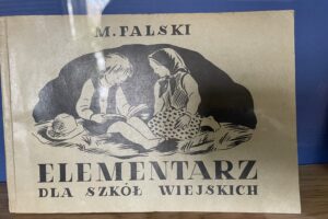 12.02.2026. Kielce. Pedagogiczna Biblioteka Wojewódzka im. Gustawa Herlinga-Grudzińskiego w Kielcach. Otwarcie wystaw „Elementarz dobrych wspomnień” oraz „Nauczanie w klasach początkowych na przestrzeni lat – prezentacja podręczników i materiałów metodycznych ze zbiorów biblioteki” / Fot. Dorota Klusek - Radio Kielce