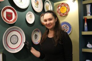 21.02.2026. Pińczów. Muzeum Regionalne w Pińczowie przygotowuje się do niezwykłej wystawy porcelany / Fot. Marta Gajda-Kruk - Radio Kielce