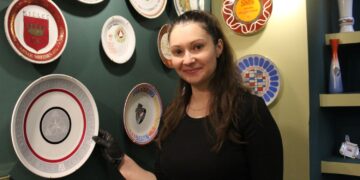 21.02.2026. Pińczów. Muzeum Regionalne w Pińczowie przygotowuje się do niezwykłej wystawy porcelany / Fot. Marta Gajda-Kruk - Radio Kielce