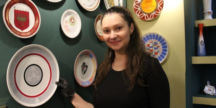 21.02.2026. Pińczów. Muzeum Regionalne w Pińczowie przygotowuje się do niezwykłej wystawy porcelany / Fot. Marta Gajda-Kruk - Radio Kielce