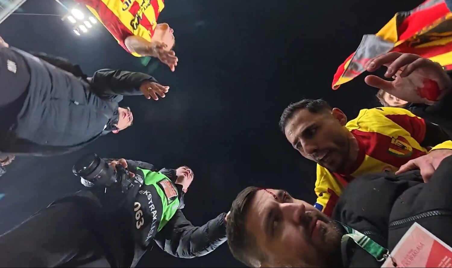 Zarzuty dla pseudokibica, który rzucił butelką w Michała Siejaka