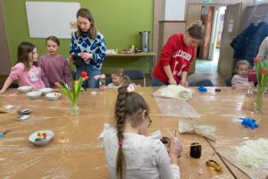 07.03.2026. Sandomierz. Sandomierskie Centrum Kultury. Warsztaty tworzenia świec / Fot. Grażyna Szlęzak-Wójcik - Radio Kielce