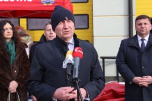 18.02.2026. Pińczów. Na placu Komendy Powiatowej PSP w Pińczowie zaprezentowano nowoczesny sprzęt zakupiony w ramach programu ochrony ludności i obrony cywilnej / Fot. Marta Gajda-Kruk - Radio Kielce