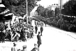 Kielce. Ulica Jana Pawła II. 1926 rok. Brama triumfalna witająca uczestników marszu Kadrówki / źródło: fotopolska.eu