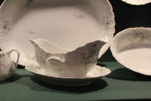 21.02.2026. Pińczów. Muzeum Regionalne w Pińczowie przygotowuje się do niezwykłej wystawy porcelany / Fot. Marta Gajda-Kruk - Radio Kielce