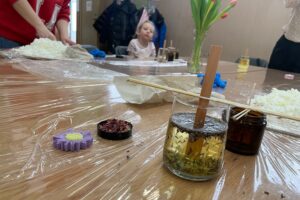 07.03.2026. Sandomierz. Sandomierskie Centrum Kultury. Warsztaty tworzenia świec / Fot. Grażyna Szlęzak-Wójcik - Radio Kielce