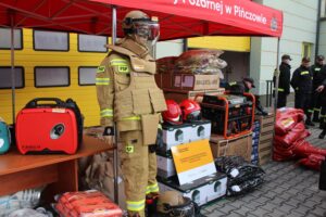 18.02.2026. Pińczów. Na placu Komendy Powiatowej PSP w Pińczowie zaprezentowano nowoczesny sprzęt zakupiony w ramach programu ochrony ludności i obrony cywilnej / Fot. Marta Gajda-Kruk - Radio Kielce