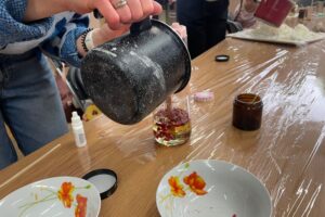 07.03.2026. Sandomierz. Sandomierskie Centrum Kultury. Warsztaty tworzenia świec / Fot. Grażyna Szlęzak-Wójcik - Radio Kielce