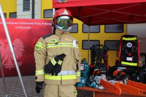 18.02.2026. Pińczów. Na placu Komendy Powiatowej PSP w Pińczowie zaprezentowano nowoczesny sprzęt zakupiony w ramach programu ochrony ludności i obrony cywilnej / Fot. Marta Gajda-Kruk - Radio Kielce