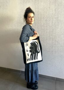 Na zdjęciu: Agnieszka Serwicka z Instytutu Dizajnu w Kielcach z torbą z projektem jej autorstwa / Fot. Dorota Klusek - Radio Kielce