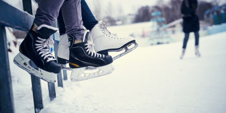 Obiecali i budują lodowisko. Wykonawca wjechał na plac budowy