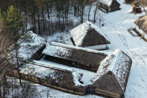 Tokarnia. Muzeum Wsi Kieleckiej zimą - Radio Kielce