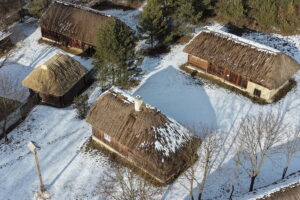 Tokarnia. Muzeum Wsi Kieleckiej zimą - Radio Kielce