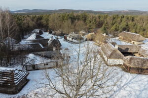 Tokarnia. Muzeum Wsi Kieleckiej zimą - Radio Kielce