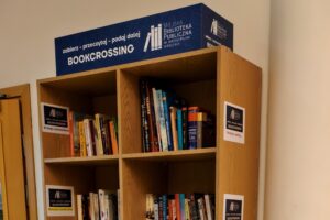Biblioteczka bookcrossingowa w Zakładzie Ubezpieczeń Społecznych w Kielcach / Fot. Paweł Szkalej