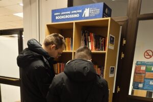 Biblioteczka bookcrossingowa w Zakładzie Ubezpieczeń Społecznych w Kielcach / Fot. Paweł Szkalej