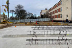 03.02.2026. Kielce. Budowa hali przy V Liceum Ogólnokształcącym im. ks. Piotra Ściegiennego w Kielcach / Fot. Wiktor Taszłow - Radio Kielce