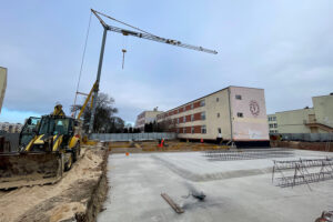 Mróz nie przeszkadza w budowie hali przy V LO