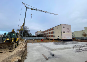 Mróz nie przeszkadza w budowie hali przy V LO