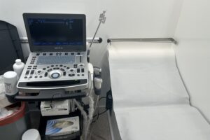 19.02.2026. Kielce. Urobus przed Wojewódzkim Ośrodkiem Medycyny Pracy w Kielcach / Fot. Iwona Murawska-Bujnowicz - Radio Kielce