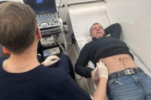 19.02.2026. Kielce. Urobus przed Wojewódzkim Ośrodkiem Medycyny Pracy w Kielcach / Fot. Iwona Murawska-Bujnowicz - Radio Kielce