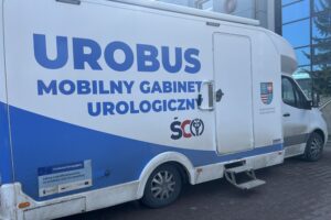 19.02.2026. Kielce. Urobus przed Wojewódzkim Ośrodkiem Medycyny Pracy w Kielcach / Fot. Iwona Murawska-Bujnowicz - Radio Kielce