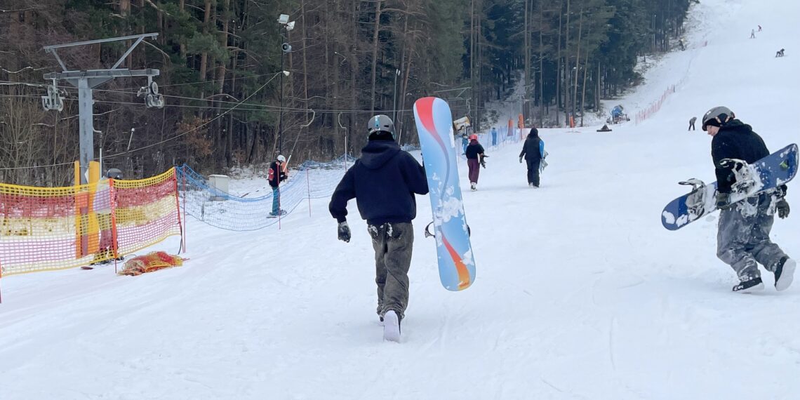 17.02.2026. Kielce. Telegraf. Nauka jazdy na nartach dla dzieci z domów dziecka / Fot. Kamil Król - Radio Kielce