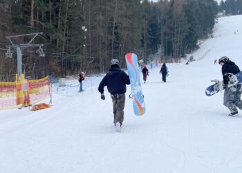 17.02.2026. Kielce. Telegraf. Nauka jazdy na nartach dla dzieci z domów dziecka / Fot. Kamil Król - Radio Kielce