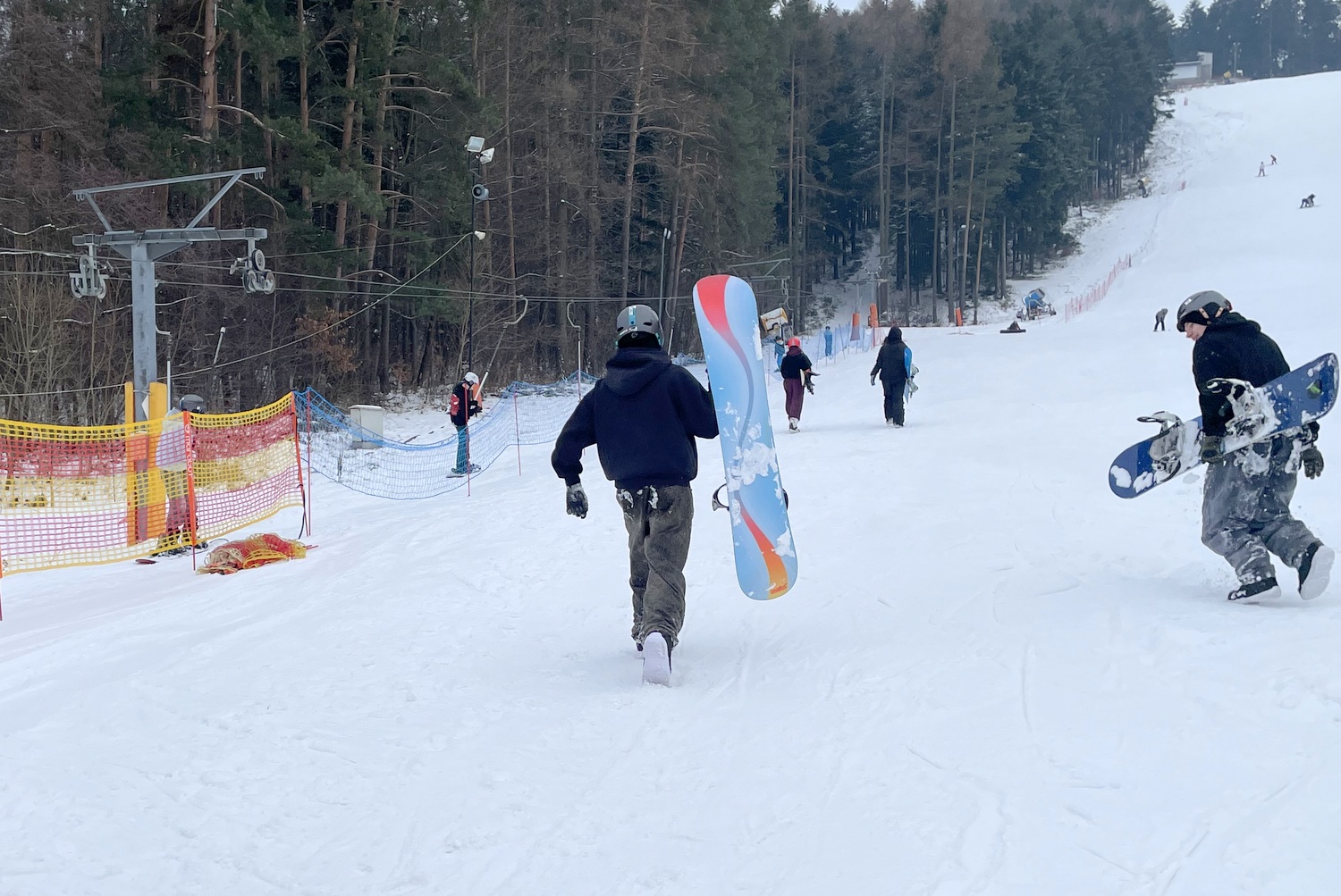 Telegraf pełen dzieci. Uczyły się jazdy na nartach