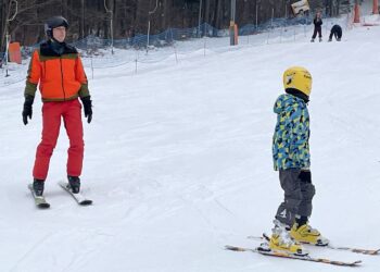 17.02.2026. Kielce. Telegraf. Nauka jazdy na nartach dla dzieci z domów dziecka / Fot. Kamil Król - Radio Kielce