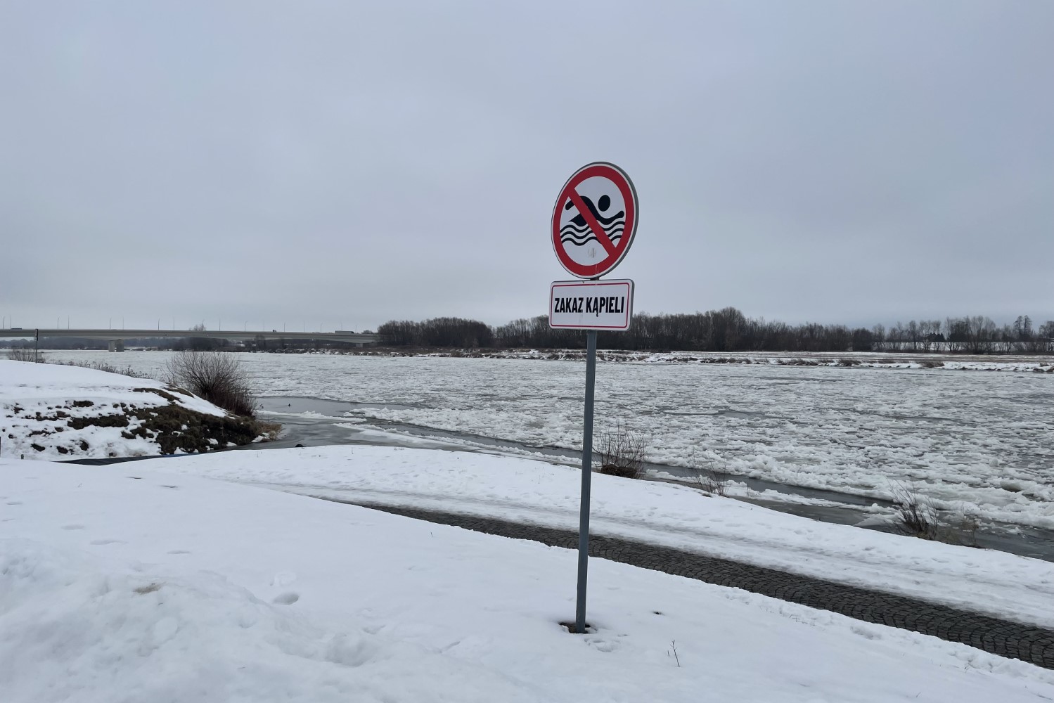 W Sandomierzu zamarzła Wisła