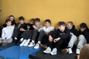 Jak wygląda praca dziennikarza radiowego? - Radio Kielce 17.02.2026. Lipie. Warsztaty w ramach zajęć z doradztwa zawodowego / Fot. Karolina Piasecka - Radio Kielce