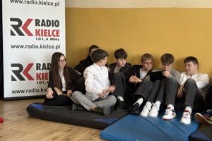 Jak wygląda praca dziennikarza radiowego? - Radio Kielce 17.02.2026. Lipie. Warsztaty w ramach zajęć z doradztwa zawodowego / Fot. Karolina Piasecka - Radio Kielce