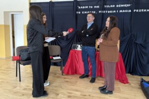 Jak wygląda praca dziennikarza radiowego? - Radio Kielce 17.02.2026. Lipie. Warsztaty w ramach zajęć z doradztwa zawodowego / Fot. Karolina Piasecka - Radio Kielce