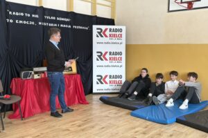 Jak wygląda praca dziennikarza radiowego? - Radio Kielce 17.02.2026. Lipie. Warsztaty w ramach zajęć z doradztwa zawodowego / Fot. Karolina Piasecka - Radio Kielce