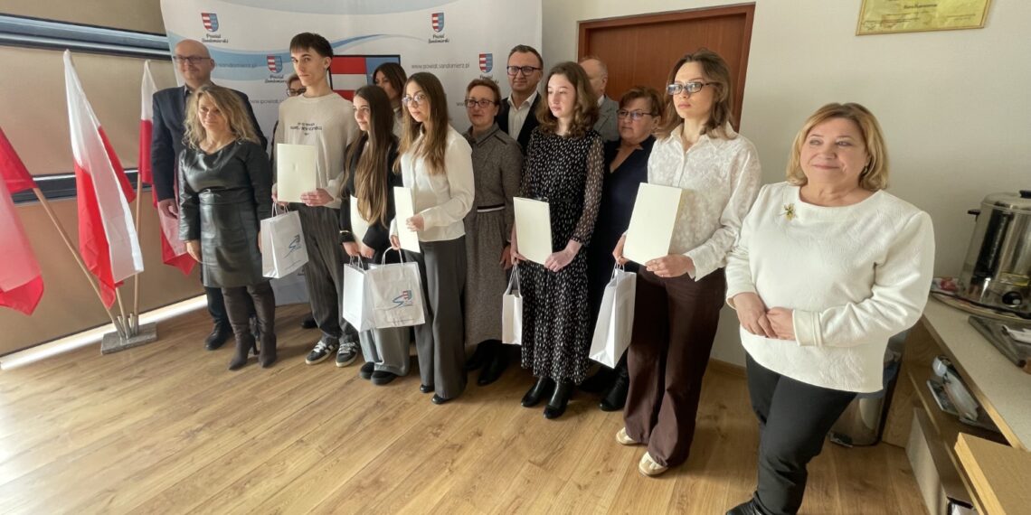 Uczniowie z powiatu sandomeirskiego ze stypednium premiera