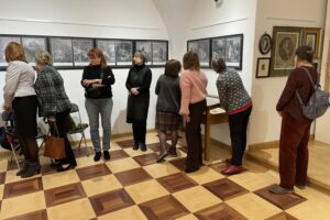 27.02.2026. Sandomierz. wystawa grafik w sali ekspozycyjnej ratusza w Sandomierzu / Fot. Grażyna Szlęzak-Wójcik - Radio Kielce