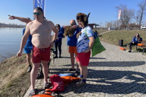 Doświadczone morsy pokonały Wisłę wpław - Radio Kielce