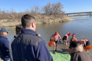 Doświadczone morsy pokonały Wisłę wpław - Radio Kielce