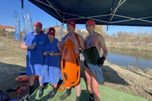 Doświadczone morsy pokonały Wisłę wpław - Radio Kielce