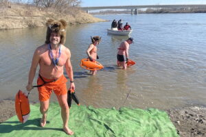 Doświadczone morsy pokonały Wisłę wpław