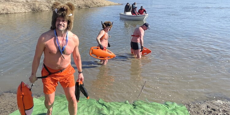 Doświadczone morsy pokonały Wisłę wpław