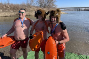 Doświadczone morsy pokonały Wisłę wpław - Radio Kielce