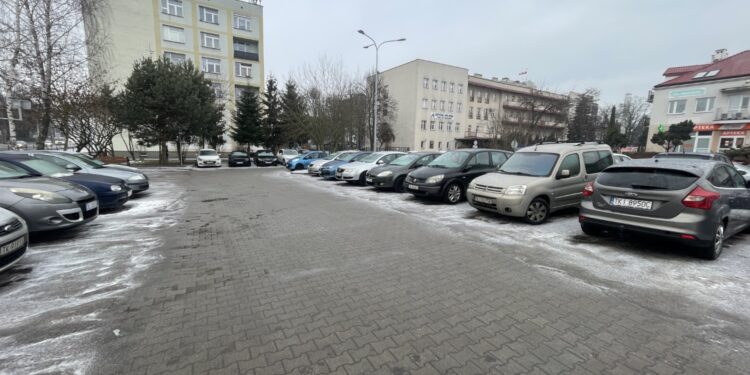 10.02.2026. Kielce. Parking u zbiegu ulic Kościuszki i al. IX Wieków Kielc / Fot. Jarosław Kubalski - Radio Kielce