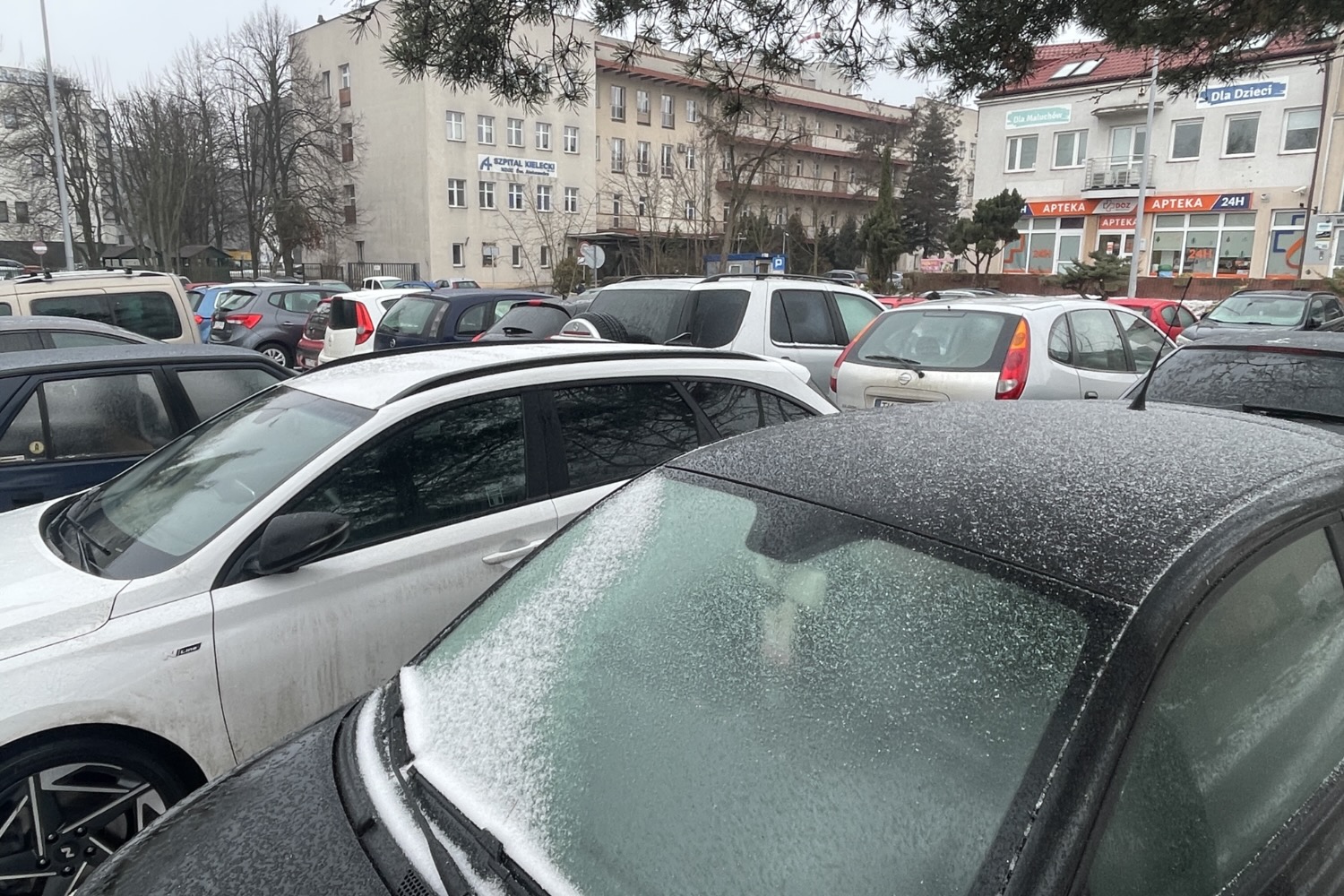 10.02.2026. Kielce. Parking u zbiegu ulic Kościuszki i al. IX Wieków Kielc / Fot. Jarosław Kubalski - Radio Kielce