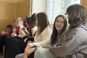 Jak wygląda praca dziennikarza radiowego? - Radio Kielce 17.02.2026. Lipie. Warsztaty w ramach zajęć z doradztwa zawodowego / Fot. Karolina Piasecka - Radio Kielce