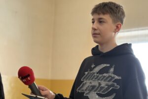 Jak wygląda praca dziennikarza radiowego? - Radio Kielce 17.02.2026. Lipie. Warsztaty w ramach zajęć z doradztwa zawodowego / Fot. Karolina Piasecka - Radio Kielce